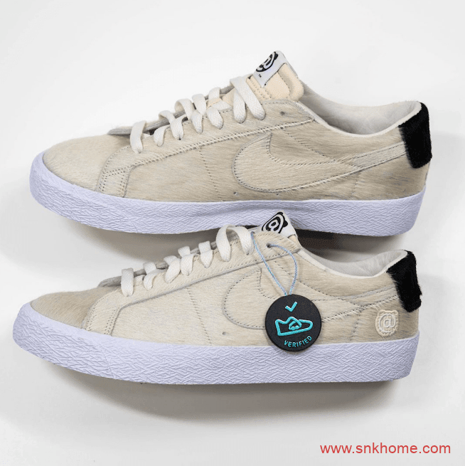 耐克小熊联名 Medicom Toy x Nike SB Blazer Low耐克SB板鞋米黄色马毛规格超高 货号：CZ4620-200