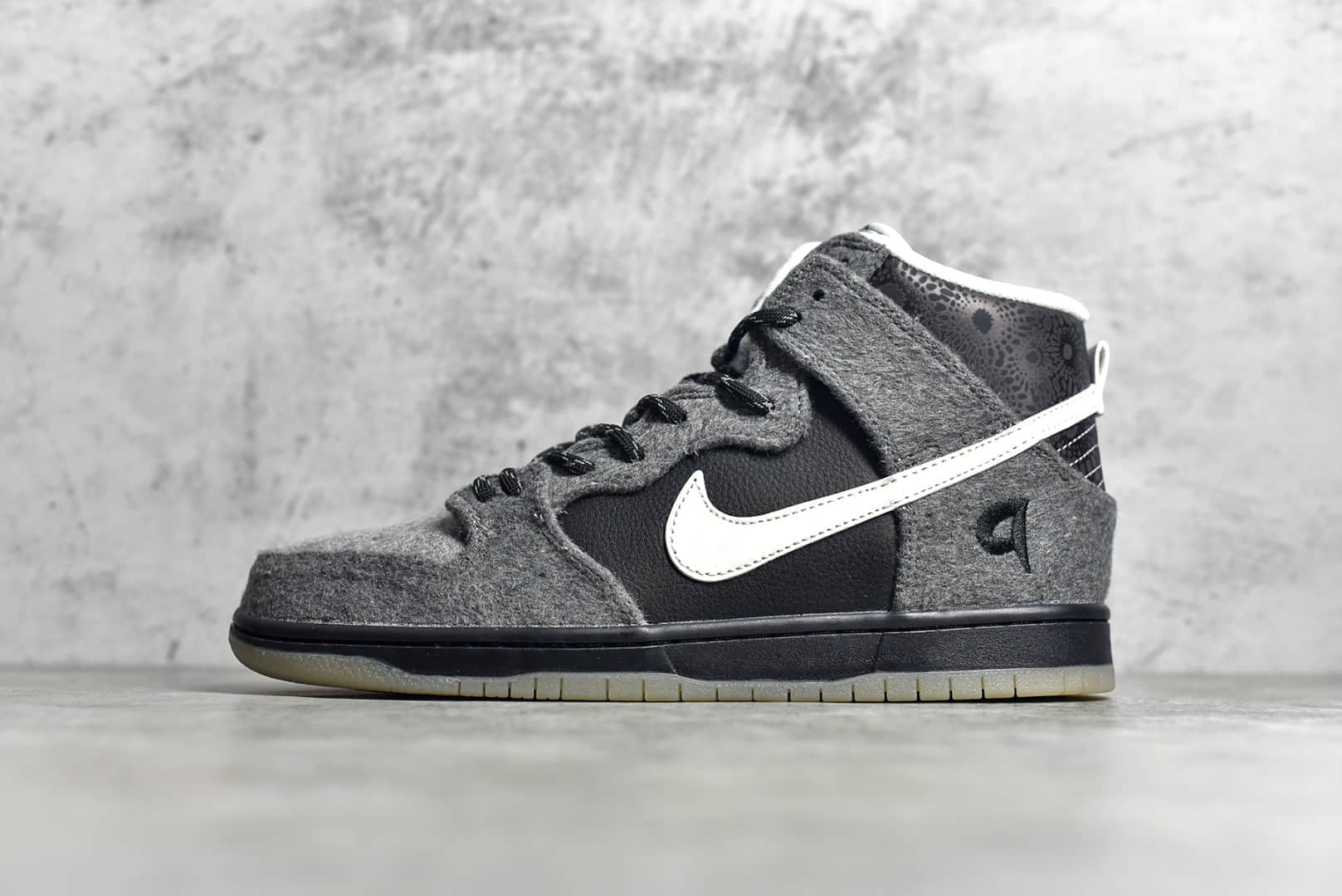 耐克Dunk SB灰白黑高帮 NIKE DUNK SB HIGH PETOSKEY PREMIER灰白黑 耐克Dunk鞋面是合成羊毛 货号：645986-010