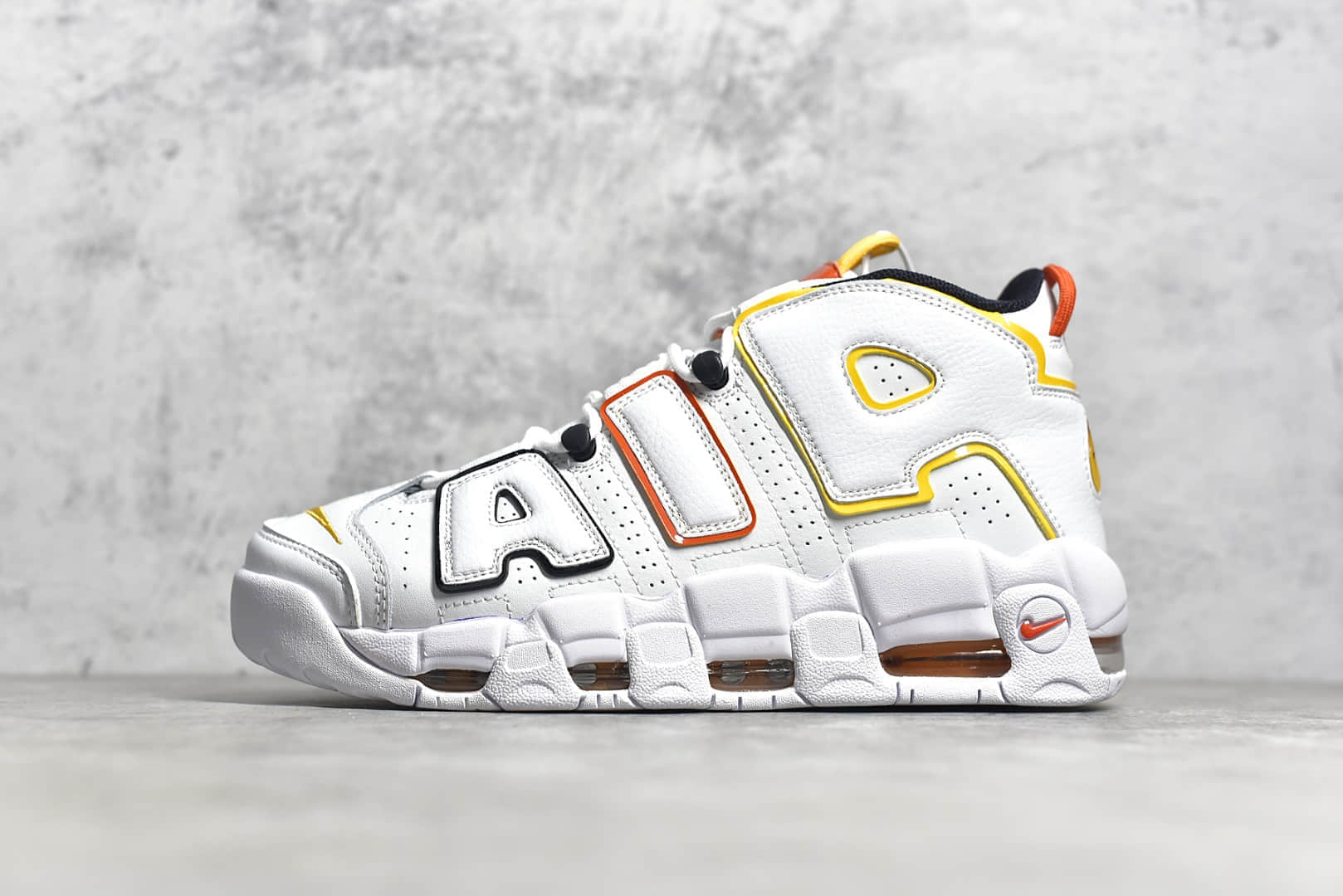 耐克皮蓬外星人配色实战球鞋 Nike Air More UPTEMPO Rayguns 皮蓬白蓝黄拼接高帮篮球鞋 货号：DD9223-100