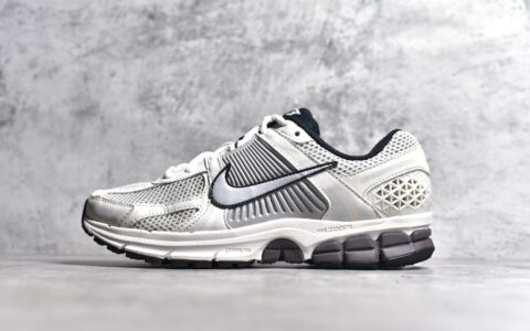 耐克灰白色镂空透气跑鞋耐克复古跑鞋Nike Zoom Vomero 5 PRM货号FJ2028-001